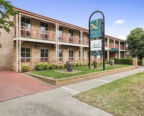 Front of property - Quality Inn Colonial (Golden Square)