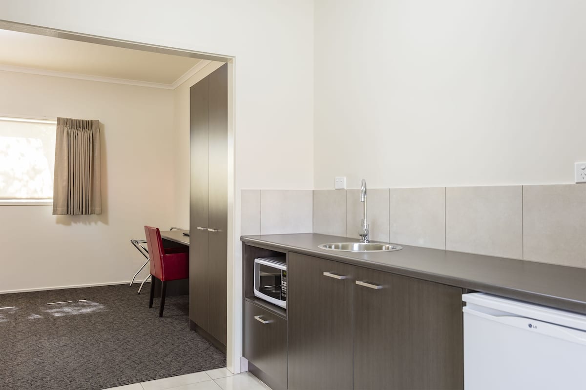 executive room, 1 queen bed, ground floor | private kitchenette | fridge, coffee/tea maker, electric kettle