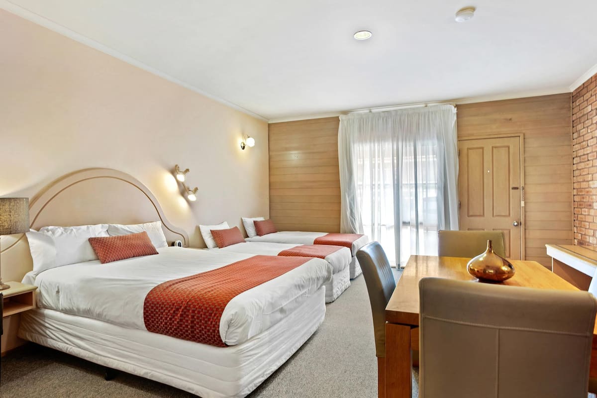 Standard 1 Queen, 2 Singles, ground floor | Minibar, in-room safe, desk, soundproofing