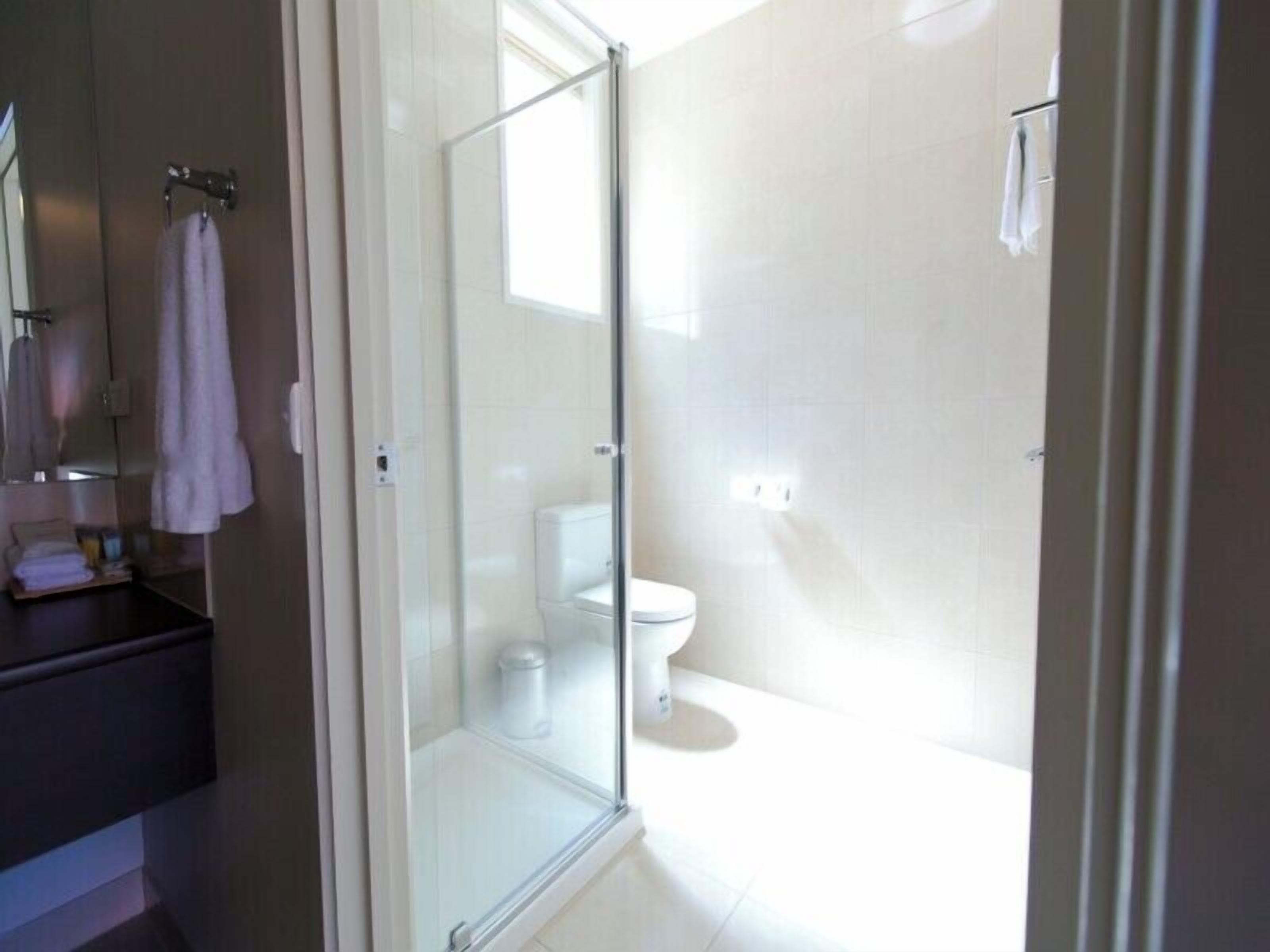 Deluxe Room, 1 Queen Bed, Non Smoking | Bathroom