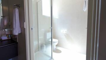 Deluxe Room, 1 Queen Bed, Non Smoking | Bathroom