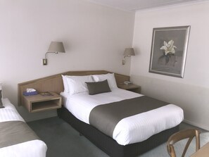 Deluxe Triple Room, 1 Bedroom | 1 bedroom, Egyptian cotton sheets, premium bedding, minibar - Moe Parklands Motel (Newborough)