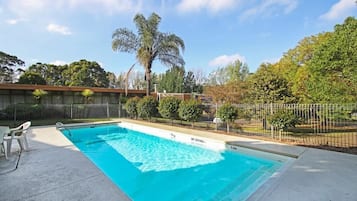 Una piscina al aire libre de temporada