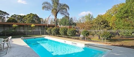 Una piscina al aire libre de temporada