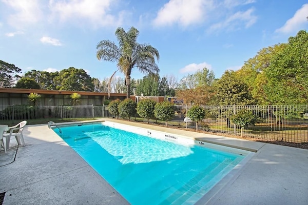 Una piscina al aire libre de temporada