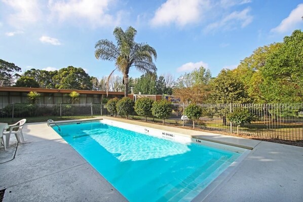 Una piscina al aire libre de temporada