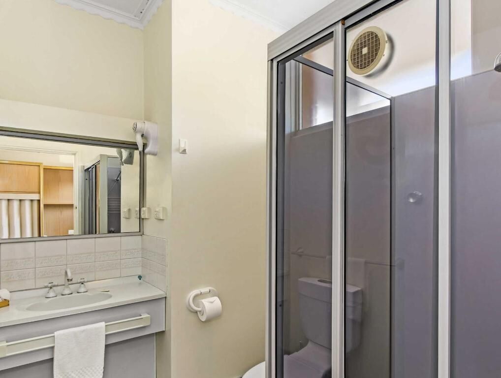 浴室 | 浴缸、免费洗浴用品、毛巾