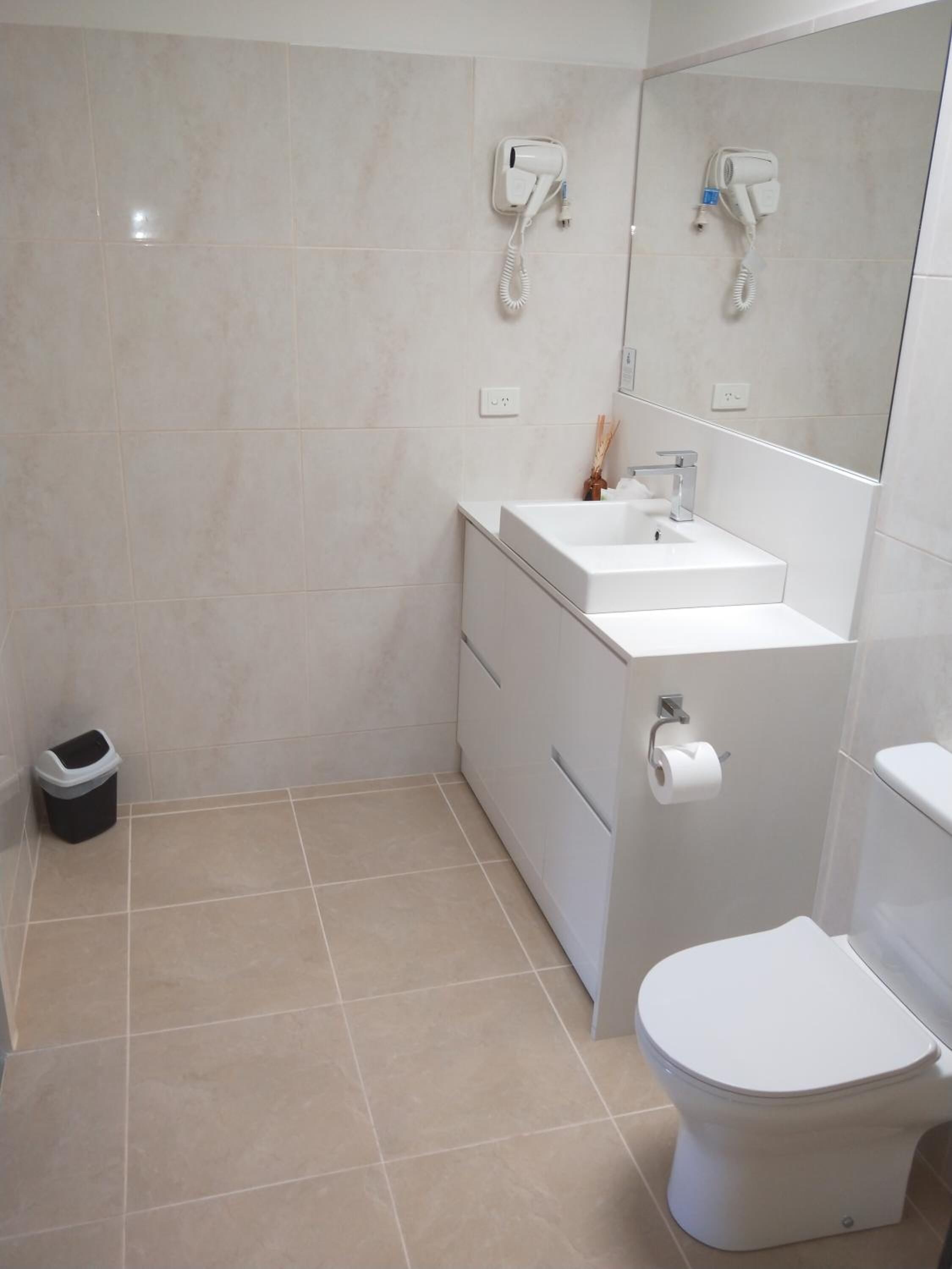 bathtub, free toiletries, towels