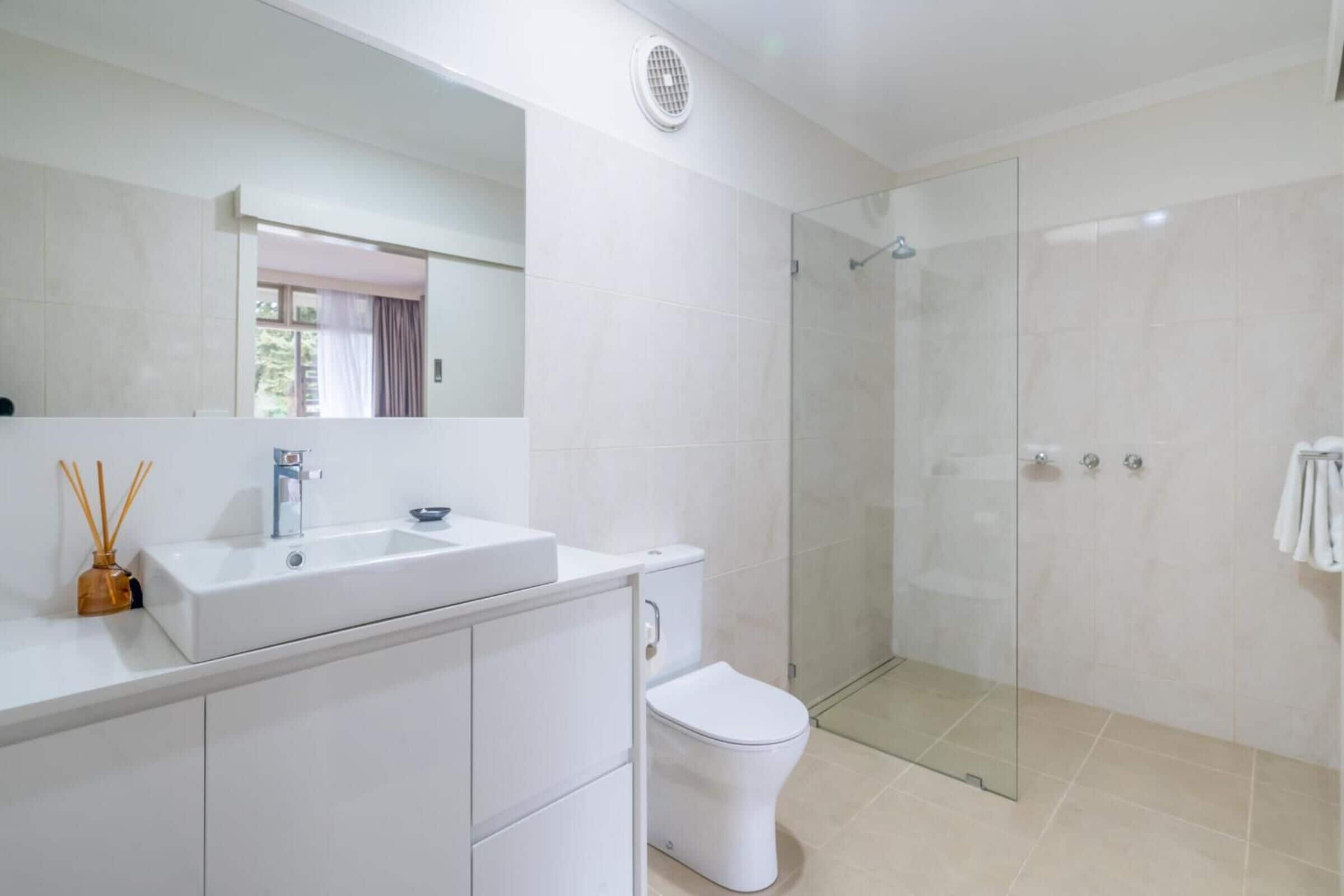 Badewanne, kostenlose Toilettenartikel, Handtücher