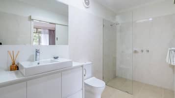 Badewanne, kostenlose Toilettenartikel, HandtĂŒcher