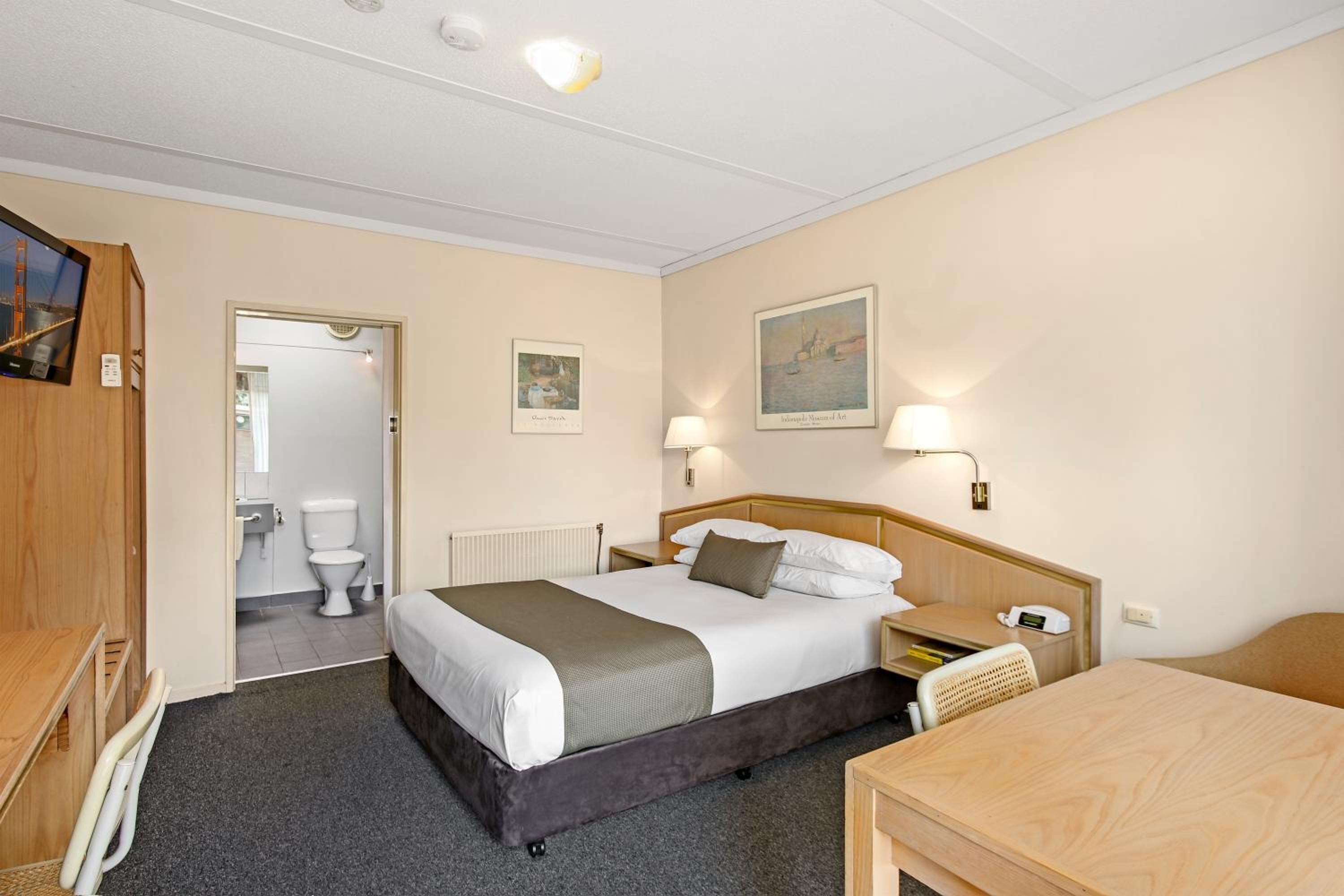 1 bedroom, egyptian cotton sheets, premium bedding, minibar