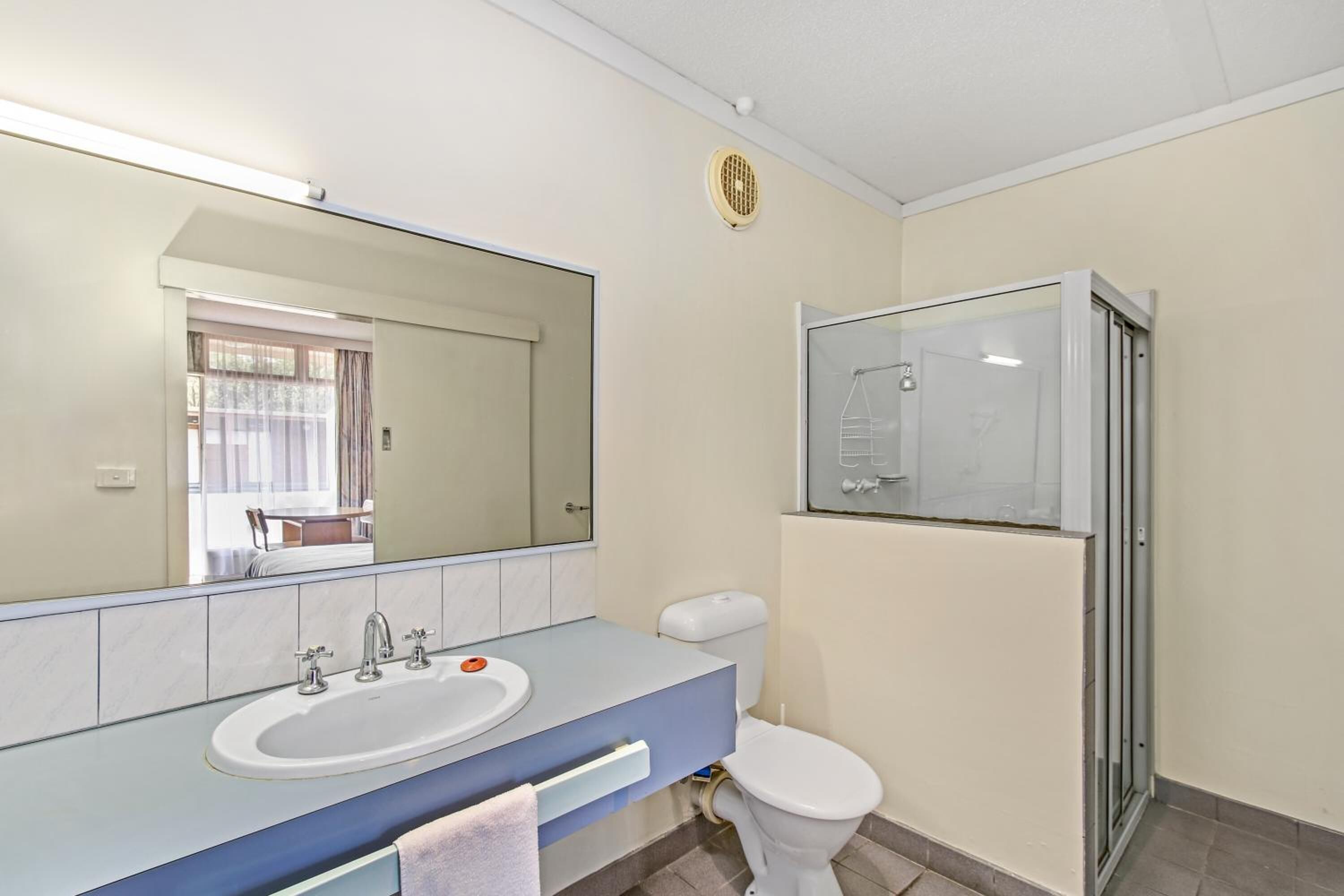 bathtub, free toiletries, towels