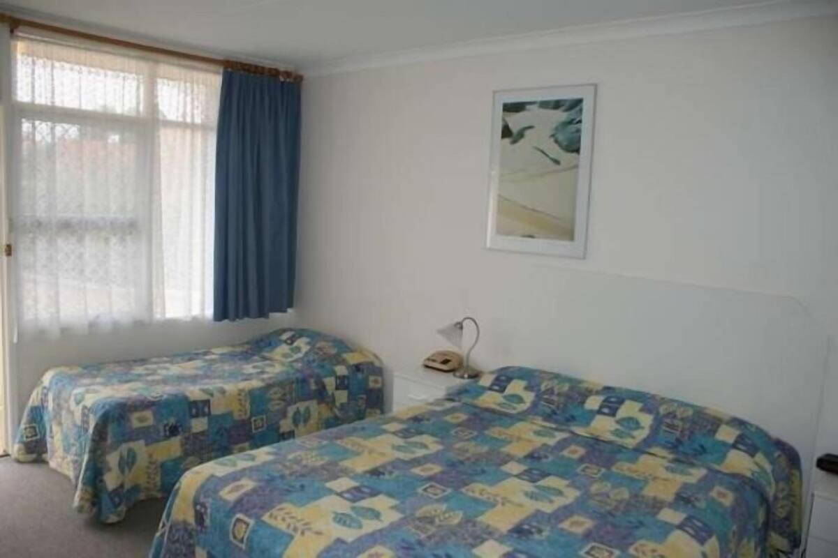 Basic Room, Multiple Beds, Non Smoking (Standard / Budget Room) | Blackout curtains, iron/ironing board, free WiFi, bed sheets