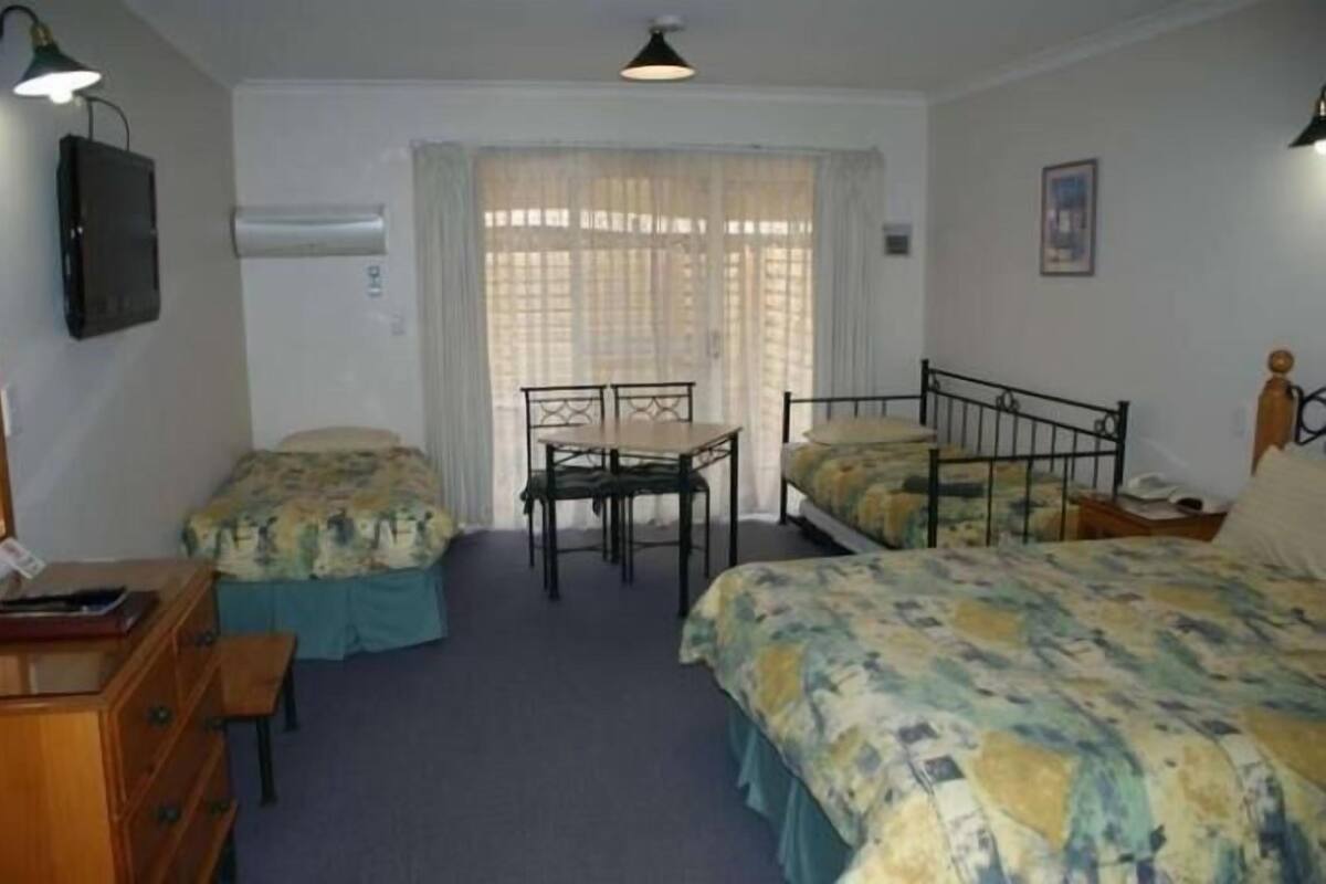 Deluxe Room, Non Smoking, Kitchenette | Blackout curtains, iron/ironing board, free WiFi, bed sheets