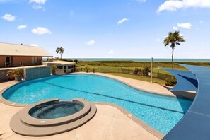 สระว่ายน้ำกลางแจ้ง, เก้าอี้อาบแดดริมสระ