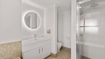 Suite, 1 soverom, bassengutsikt | 1 soverom, safe på rommet, skrivebord og strykejern/-brett