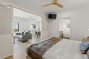 Suite, 1 habitación, vistas a la piscina | 1 dormitorio, caja fuerte, escritorio y tabla de planchar con plancha