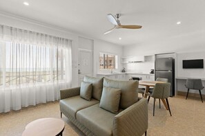 Suite, 1 habitación | 1 dormitorio, caja fuerte, escritorio y tabla de planchar con plancha