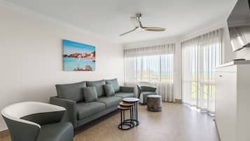 Suite, 2 habitaciones, vista a la bahía | 1 habitación, caja de seguridad en la habitación y escritorio