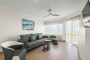 1 habitación, caja de seguridad en la habitación y escritorio 