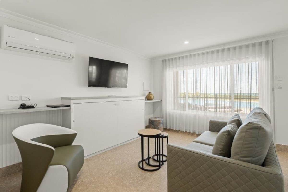 Suite, 1 Schlafzimmer, Poolblick | Wohnbereich