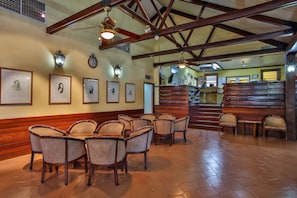 2 Bars/Lounges