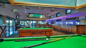 2 bars/lounges