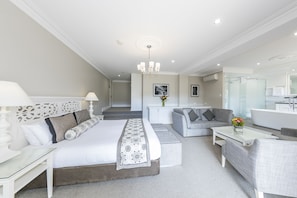 Executive-huone, tupakointi kielletty, parveke (Executive Suite) | Tallelokero huoneessa, silitysrauta/-lauta, ilmainen Wi-Fi