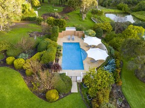 Una piscina al aire libre