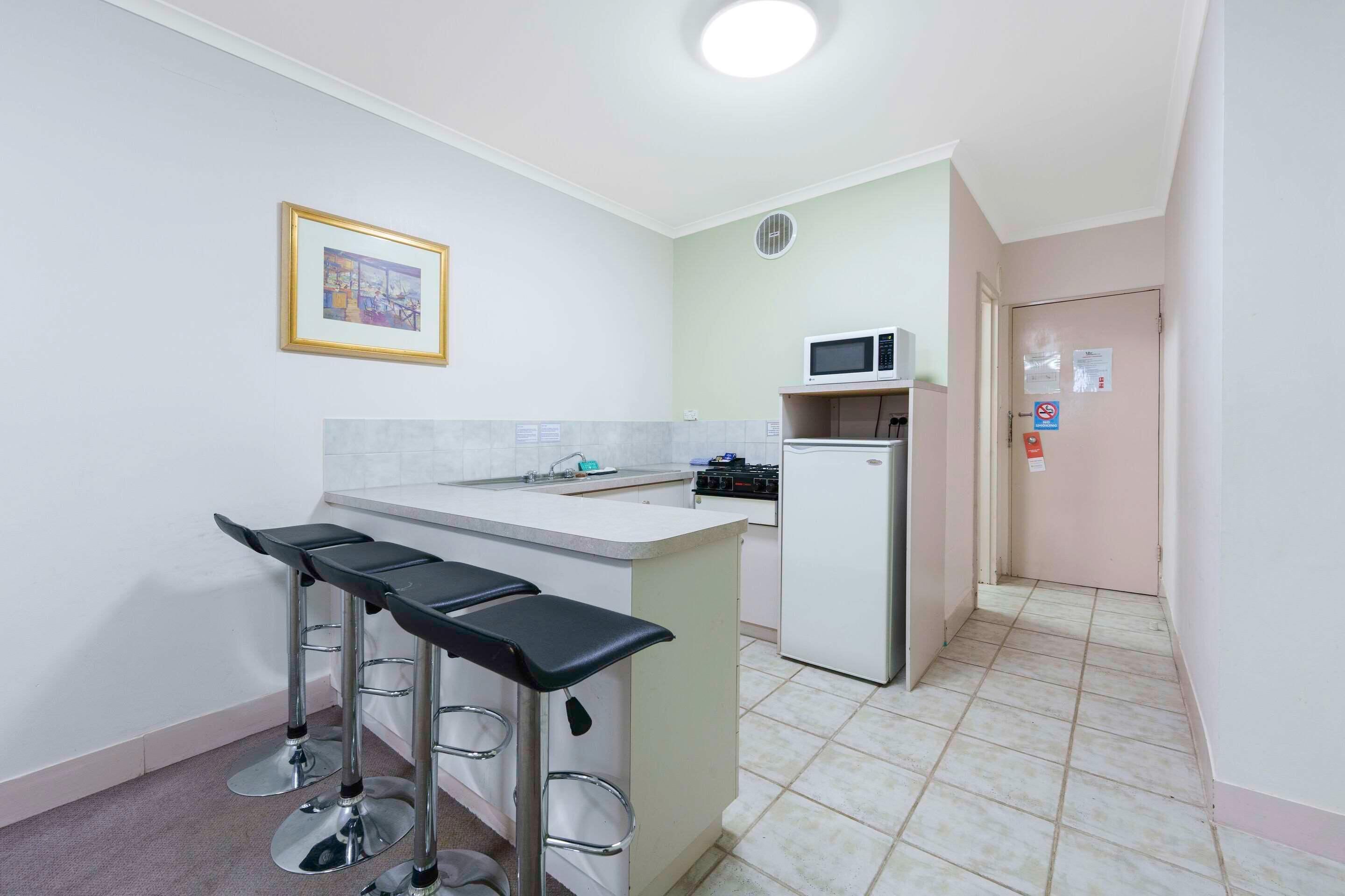 セーフティボックス (室内)、デスク、アイロン / アイロン台、ベビーベッド (無料)