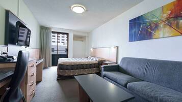 客房内保险箱、办公桌、熨斗/熨衣板、免费婴儿床