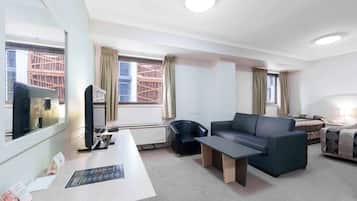 1 Schlafzimmer, Zimmersafe, Schreibtisch, Bügeleisen/Bügelbrett