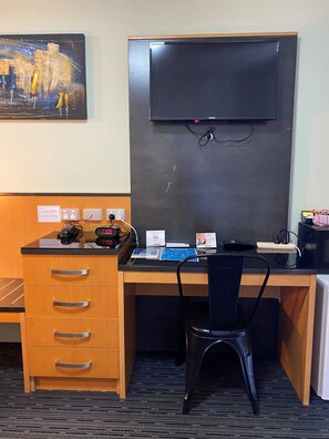 Habitación doble (Hotel Room) | Caja de seguridad en la habitación y escritorio 