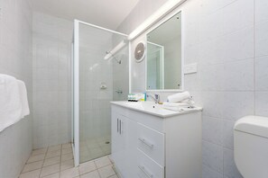 Departamento superior, 1 habitación | Baño | Secadora de cabello y toallas 