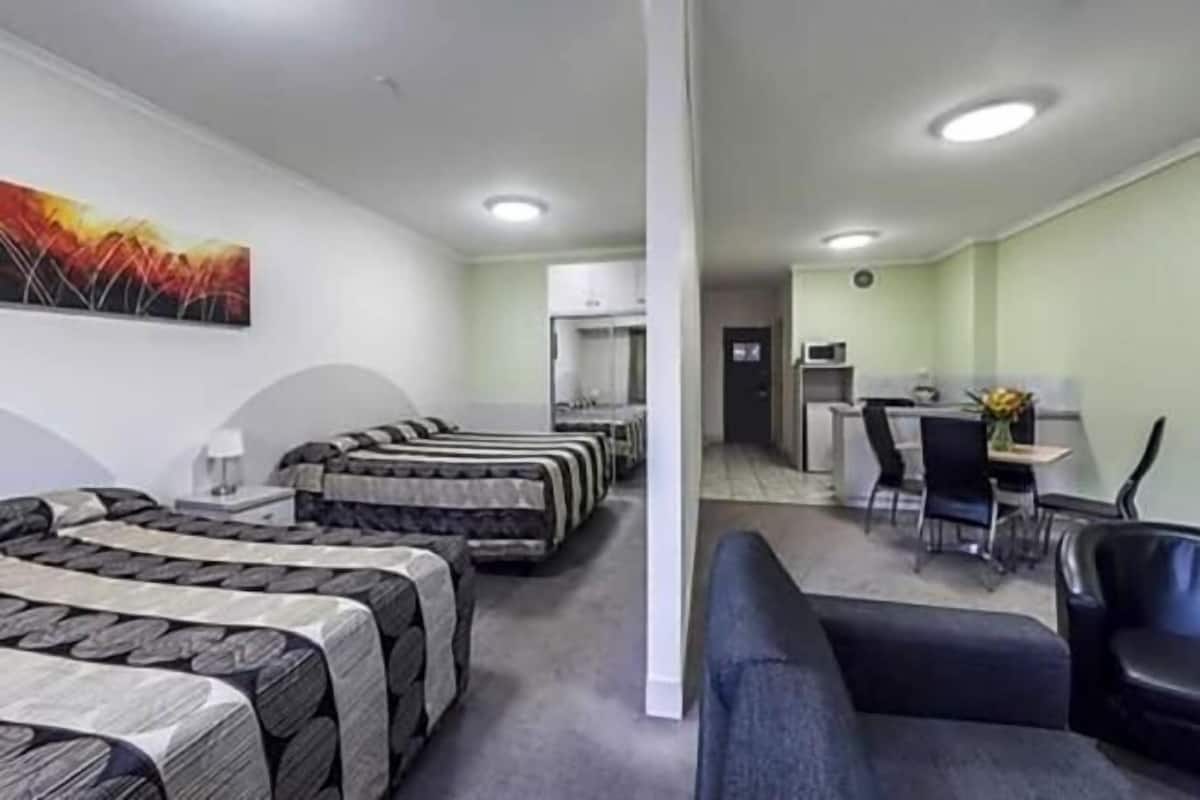 1 habitación, caja de seguridad en la habitación y escritorio