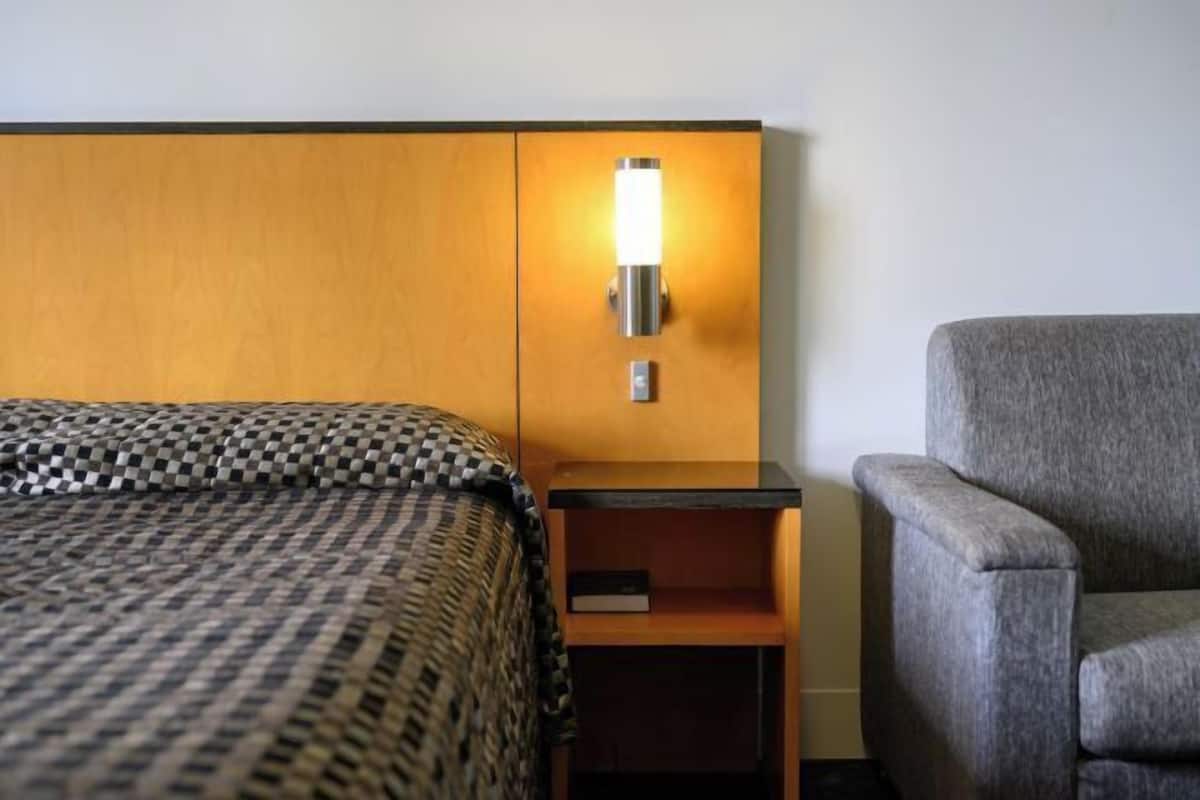 1 habitación, caja de seguridad en la habitación y escritorio