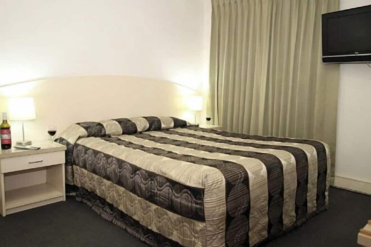 1 habitación, caja de seguridad en la habitación y escritorio