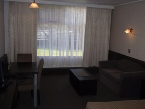 Habitación doble (Ground Floor Rooms) | Zona de estar | Televisión LCD de 26 pulgadas con canales digitales, una televisión