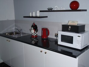 Suite, 2 habitaciones (First Floor Rooms 2 Flights of Stairs) | Cocina básica privada | Frigorífico, microondas, cafetera o tetera y hervidor eléctrico