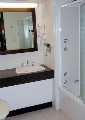 Standard Queen & Single Ground Floor | Bathroom | Combined shower/tub, free toiletries, hair dryer, towels - West Coaster Motel (Queenstown)