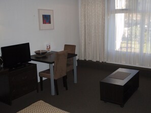 雙人房 (Ground Floor Rooms) | 起居區 | 26-吋 LCD 液晶電視、數位頻道、電視、影片庫