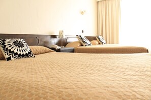 Habitación triple (First Floor Rooms 2 Flights of Stairs) | 1 dormitorio, ropa de cama de alta calidad, colchones Select Comfort