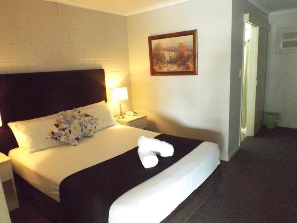 أغطية فراش متميزة وأسرّة بطبقة علوية م ريحة وخزنة داخل الغرفة