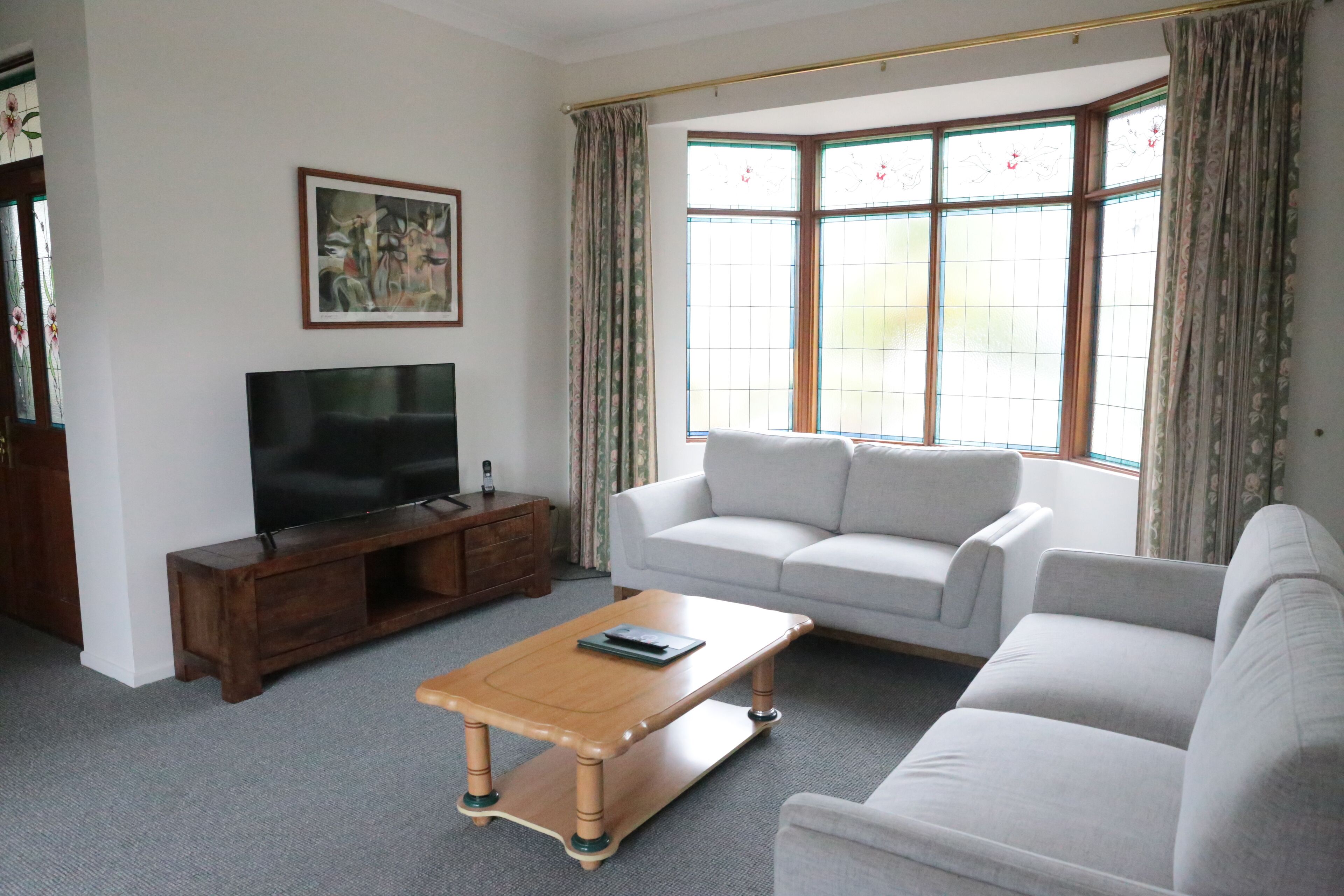 อพาร์ทเมนท์สำหรับครอบครัว | บริเวณนั่งเล่น | สมาร์ททีวี 40 นิ้ว พร้อมช่องดาวเทียม