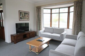 Apartamento familiar | Zona de estar | Smart TV de 40 pulgadas con canales por satélite