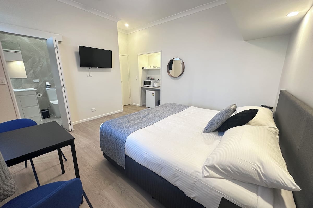 Deluxe Room, 1 King Bed | Premium bedding, pillowtop beds, in-room safe, soundproofing