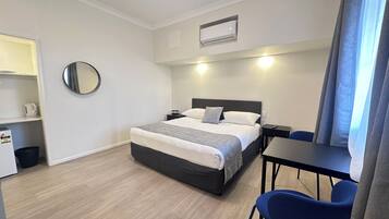 Deluxe Room, 1 King Bed