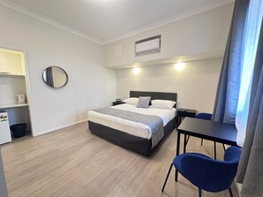 Deluxe Room, 1 King Bed - Puffers Inn Logan Motel (Loganholme)