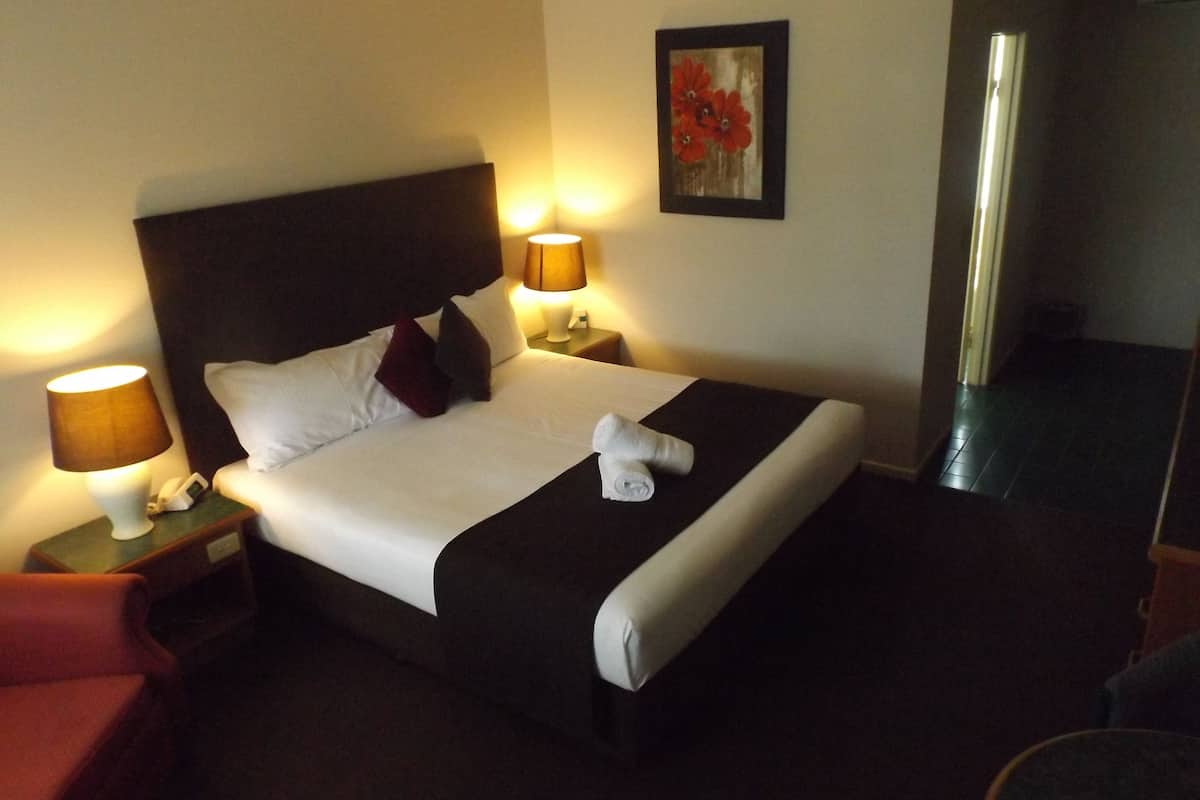 Room, 1 Queen Bed (Spa) | Premium bedding, pillowtop beds, in-room safe, soundproofing