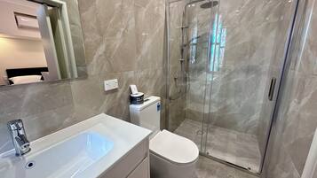 Deluxe Room, 1 King Bed | Bathroom